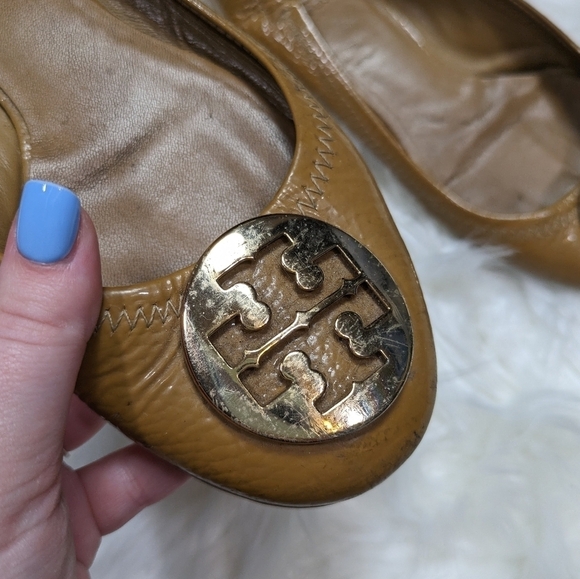 Tory Burch Minnie Travel Tan/Mustard Patent Leather Gold Logo Ballet Flat Size 7 - Picture 2 of 5